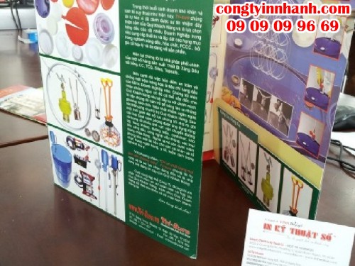 In brochure tùy chọn số lượng màu cùng gia công thành phẩm theo đặt riêng của khách hàng